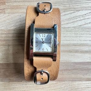 Guess ladies tan leather strap watch with original gift box NEW BATTERY